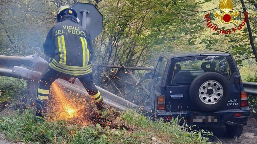 Un vigile del fuoco "libera" l'auto tagliando il guard rail
