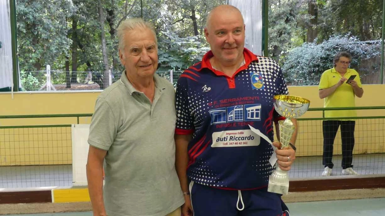 Massimo Macelloni con il trofeo messo in palio dalla Bocciofila viareggina Massimo Macelloni con il trofeo messo in palio dalla Bocciofila viareggina