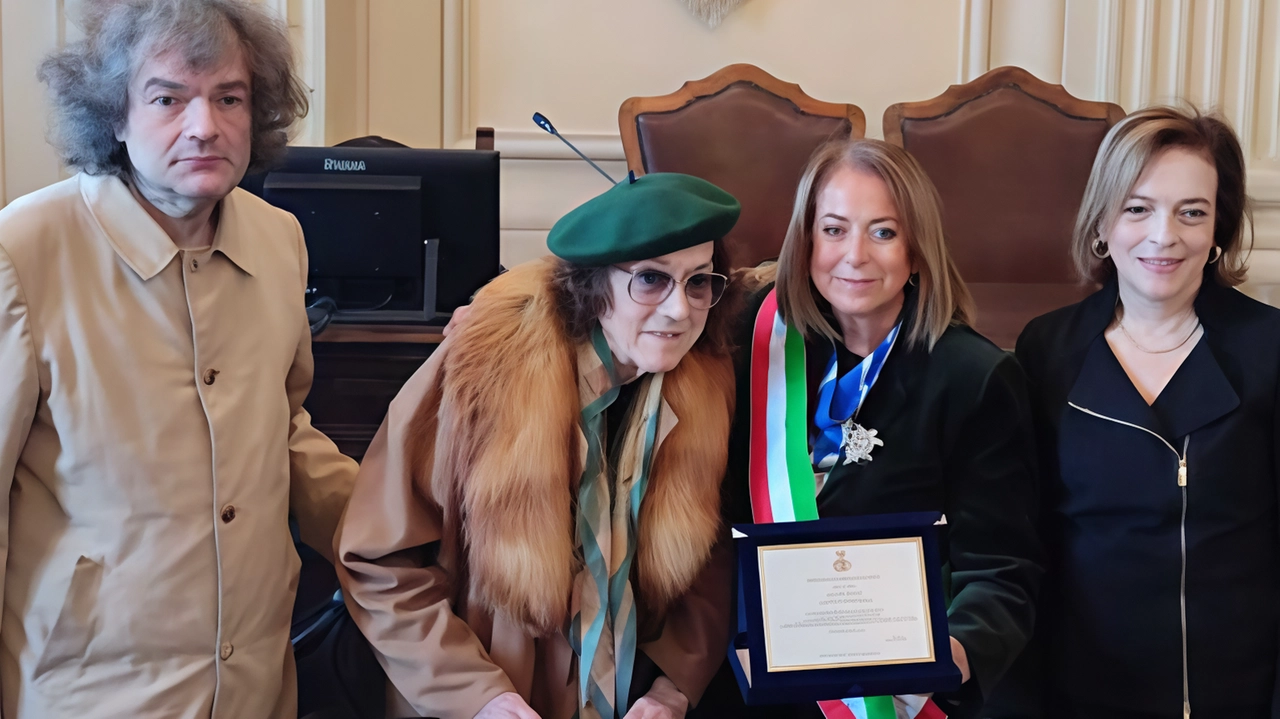 Consegnata una targa alla famiglia del cardiologo per tanti anni a lavoro in città. La figlia Silvia: "Una persona di cuore che ha lasciato memorie indelebili". Consegnata una targa alla famiglia del cardiologo per tanti anni a lavoro in città. La figlia Silvia: "Una persona di cuore che ha lasciato memorie indelebili".