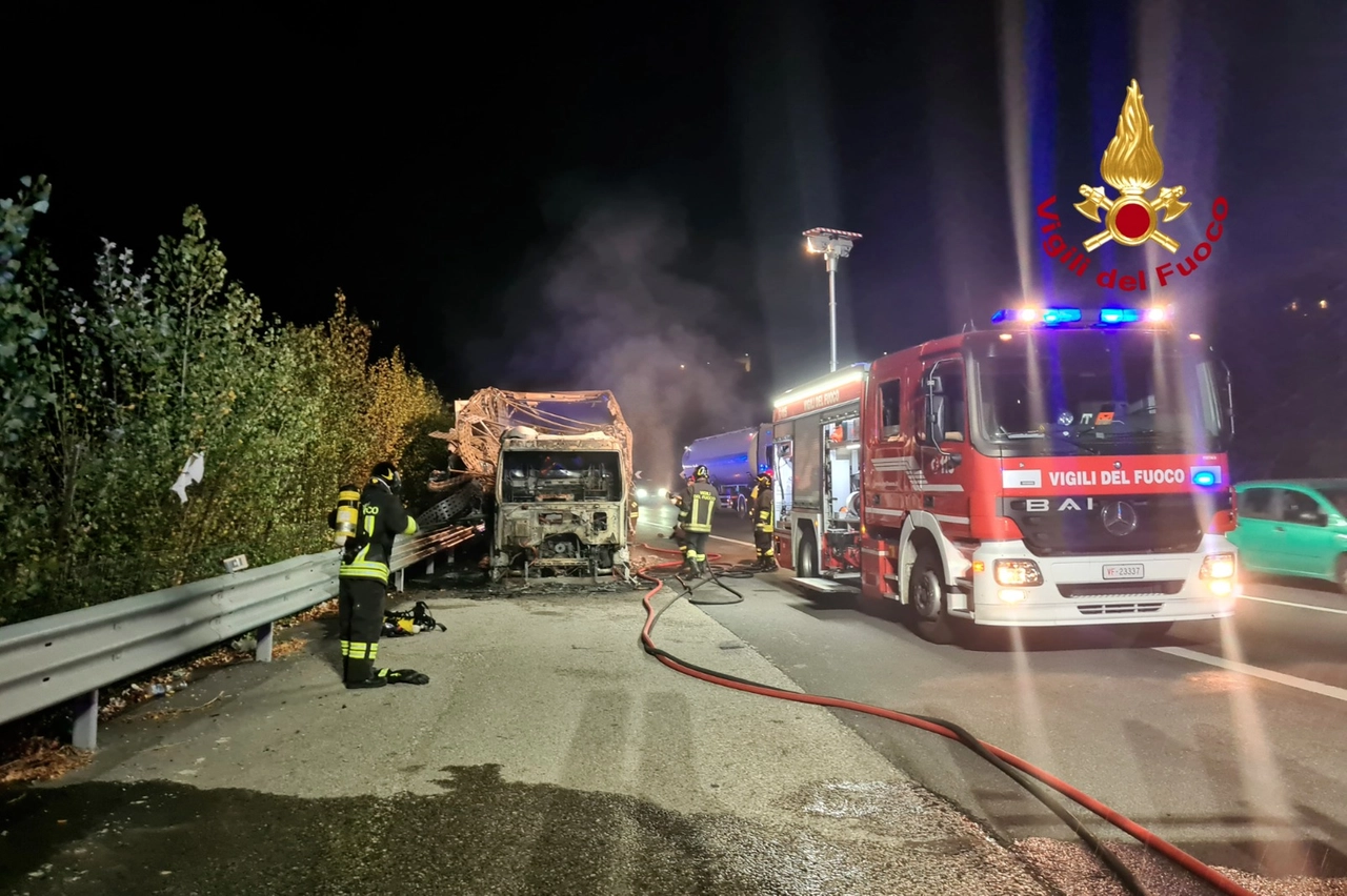 I resti del mezzo pesante andato a fuoco