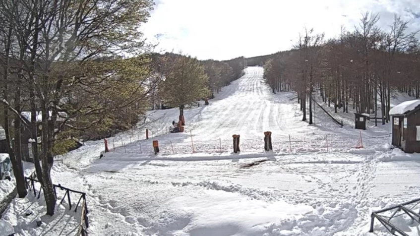 La situazione della neve a Zeri nel pomeriggio del 24 aprile (webcam Paesaggi Digitali)