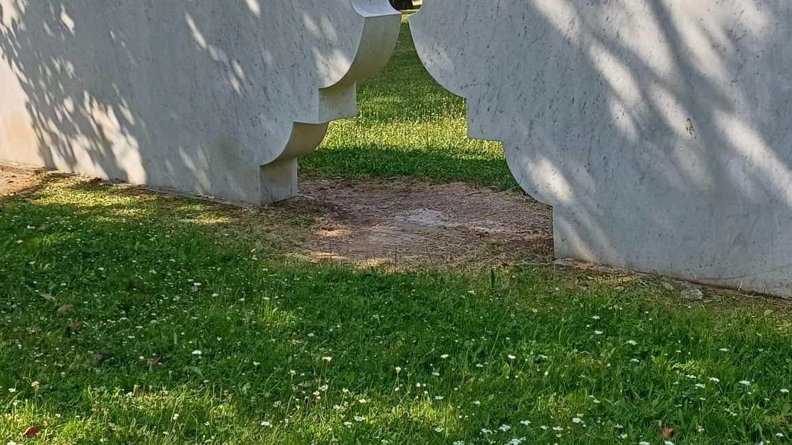 Il Comune ha affidato al restauratore Luigi Pandolfo la pulizia delle sculture. Sono i capolavori regalati alla città da artisti di fama internazionale. . Il Comune ha affidato al restauratore Luigi Pandolfo la pulizia delle sculture. Sono i capolavori regalati alla città da artisti di fama internazionale. .