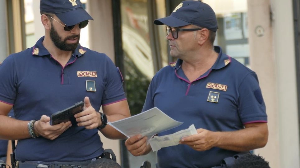 La polizia di Stato intensifica i controlli notturni a Montecatini Terme per contrastare la vendita di stupefacenti e garantire l'ordine pubblico in piazza XX Settembre e nel parco di via Cividale, zone a rischio. Residenti e commercianti segnalano problemi legati a schiamazzi e consumo di alcolici. La polizia ha già effettuato arresti legati al traffico di droga. La polizia di Stato intensifica i controlli notturni a Montecatini Terme per contrastare la vendita di stupefacenti e garantire l'ordine pubblico in piazza XX Settembre e nel parco di via Cividale, zone a rischio. Residenti e commercianti segnalano problemi legati a schiamazzi e consumo di alcolici. La polizia ha già effettuato arresti legati al traffico di droga.