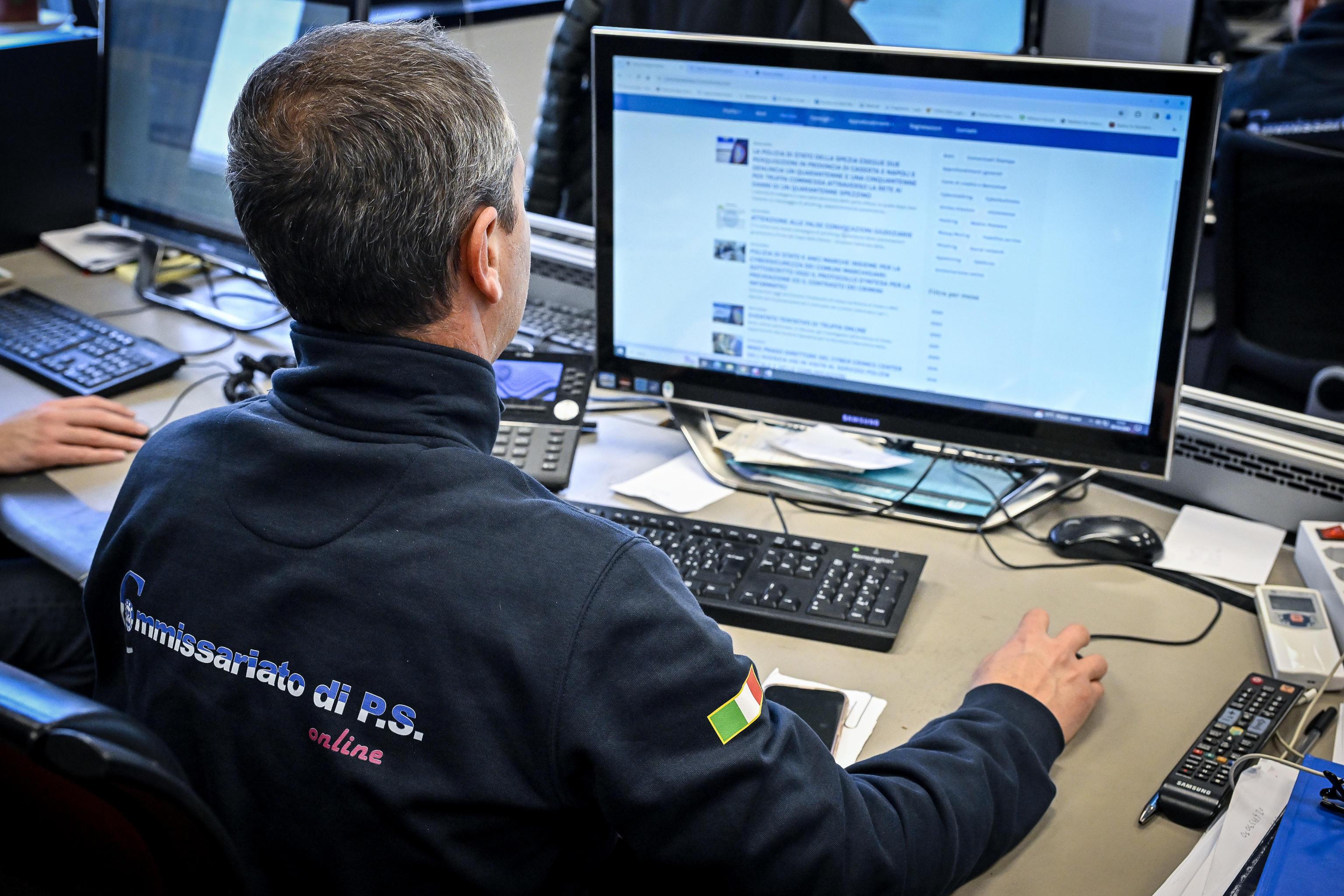 https://www.lanazione.it/image-service/view/acePublic/alias/contentid/YjlhZDMxODItNzY5Ny00/0/l-indagine-condotta-dalla-polizia-postale.jpeg