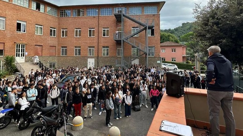 Del Rosso in visita negli istituti cittadini nel giorno del rientro in classe Del Rosso in visita negli istituti cittadini nel giorno del rientro in classe