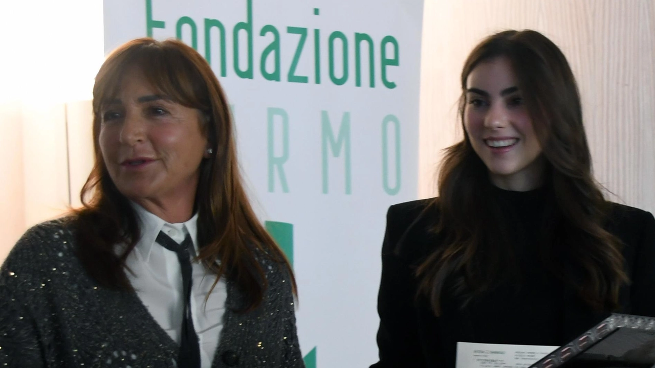 La presidente Bernarda Franchi che premia. una studentessa La presidente Bernarda Franchi che premia. una studentessa