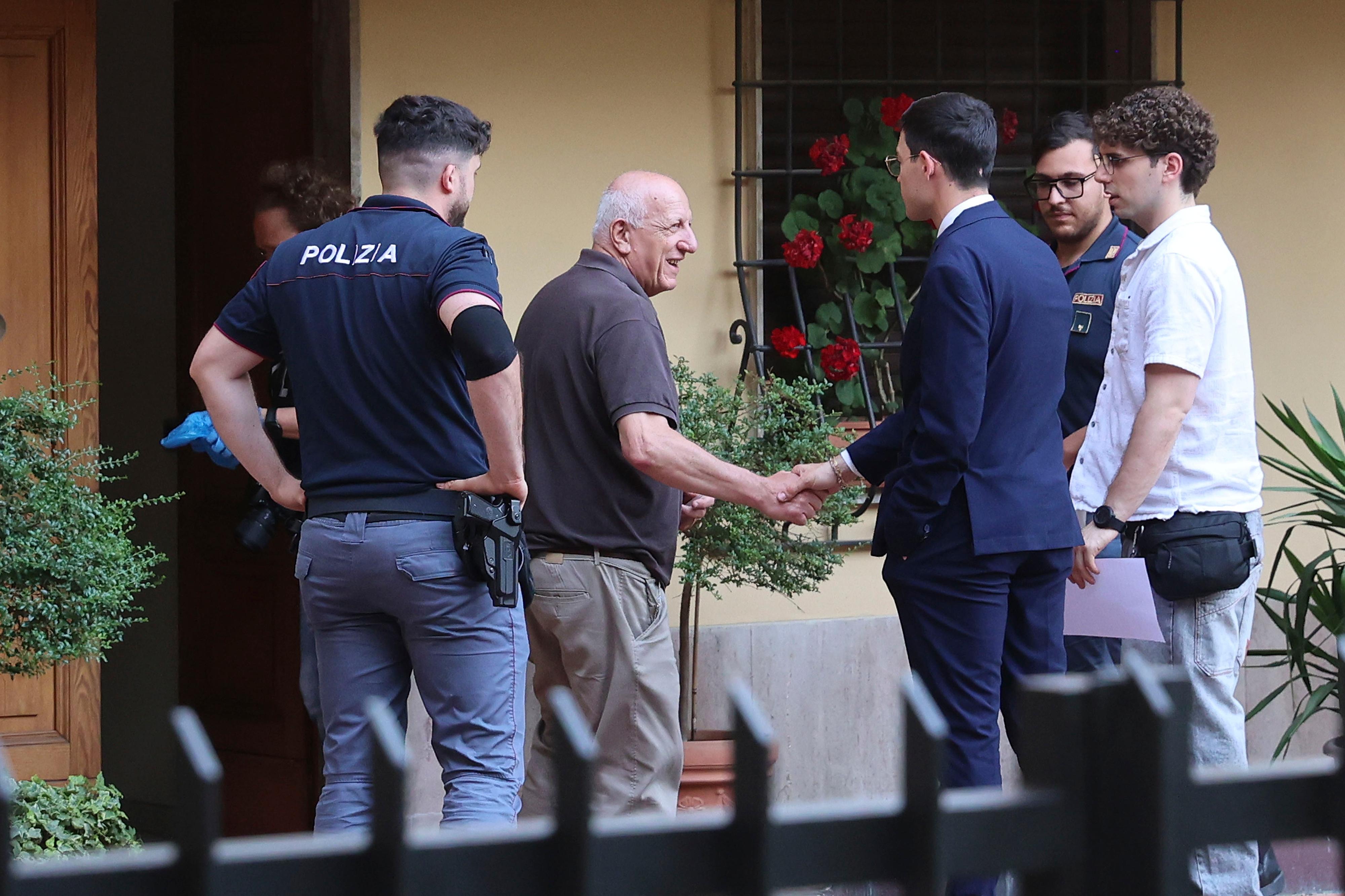 Studioso trovato morto nella camera da letto. Arriva la polizia scientifica Studioso trovato morto nella camera da letto. Arriva la polizia scientifica