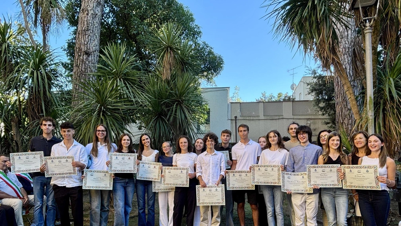 Alla Villa Crastan ieri pomeriggio sono stati premiati i ragazzi diplomatisi con 100 alla Maturità (Foto Bongianni/Germogli) Alla Villa Crastan ieri pomeriggio sono stati premiati i ragazzi diplomatisi con 100 alla Maturità (Foto Bongianni/Germogli)