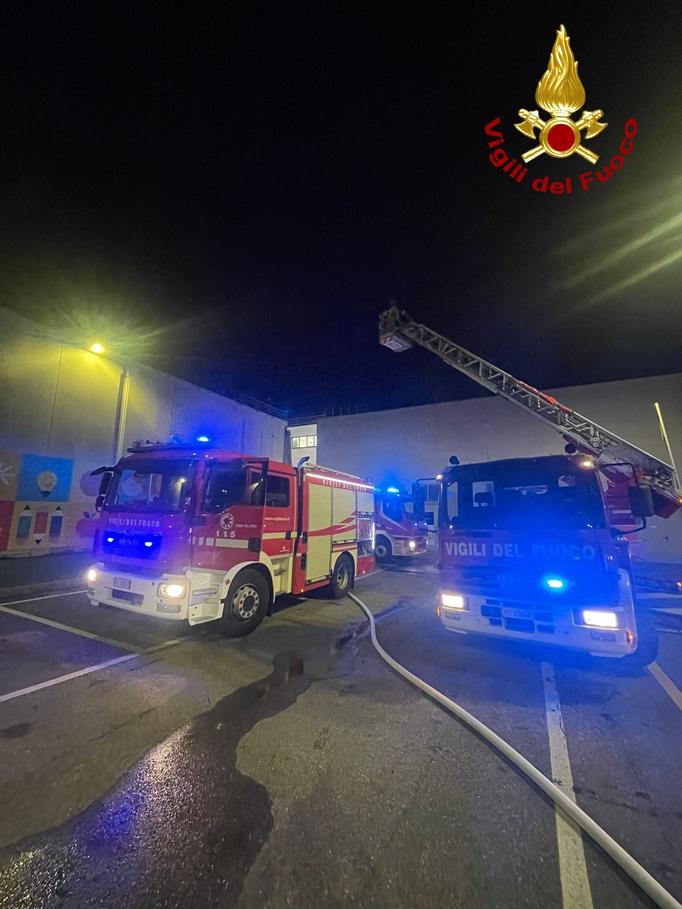 Incendio nel centro commerciale a Montecatini, danneggiati due negozi Incendio nel centro commerciale a Montecatini, danneggiati due negozi