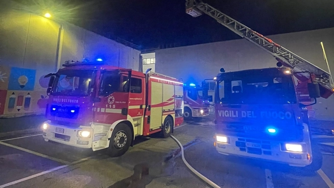 Incendio in un centro commerciale a Montecatini Incendio in un centro commerciale a Montecatini