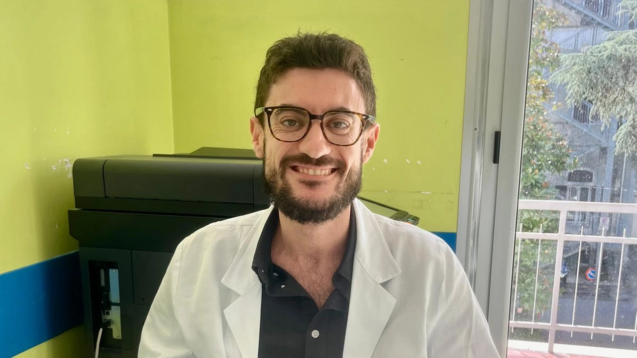 Alessio Novelli, neurologo dell’ospedale Sant’Andrea di Spezia, spiega il funzionamento del Centro Disturbi Cognitivi e Demenze, che nella Asl 5 è organizzato come una struttura diffusa sul territorio Alessio Novelli, neurologo dell’ospedale Sant’Andrea di Spezia, spiega il funzionamento del Centro Disturbi Cognitivi e Demenze, che nella Asl 5 è organizzato come una struttura diffusa sul territorio
