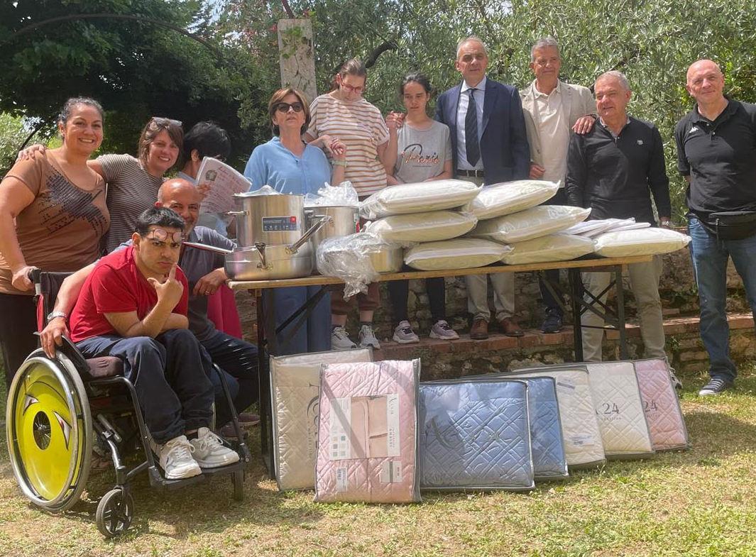 https://www.lanazione.it/image-service/view/acePublic/alias/contentid/YjlkZDFjYmQtODZiNS00/0/trapuntine-cuscini-e-materiale-da-cucina-per-i-ragazzi-di-sesto-senso.jpeg