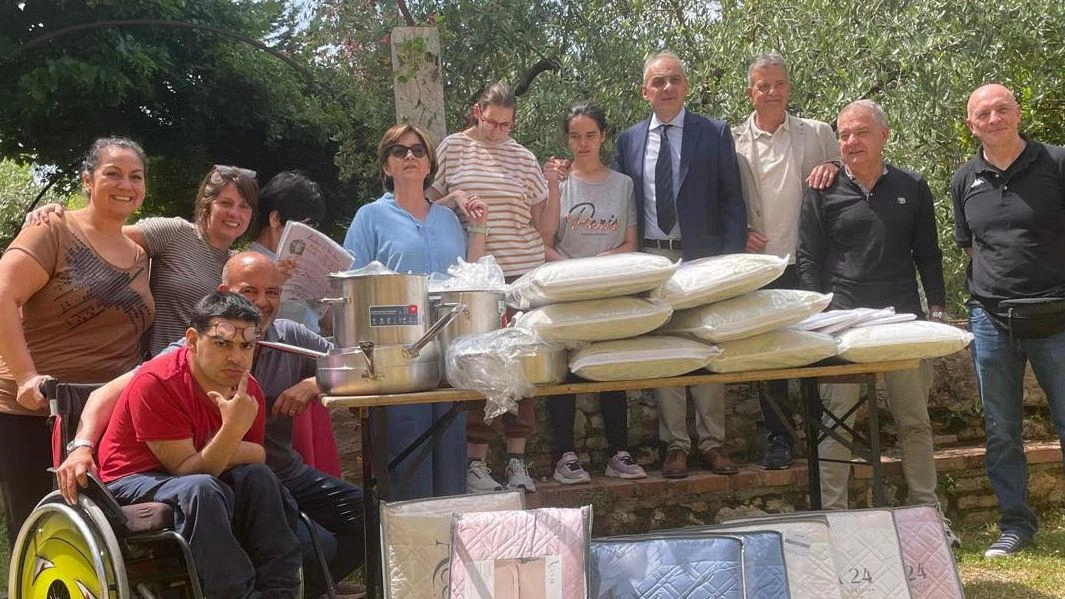 Il momento della consegna del materiale. consegnato dalla ’Paglietta’ all’associazione ’Sesto Senso’ Il momento della consegna del materiale. consegnato dalla ’Paglietta’ all’associazione ’Sesto Senso’