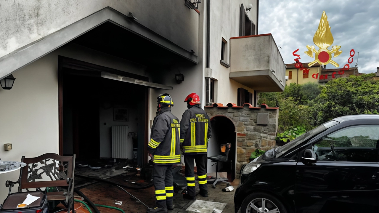 I vigili del fuoco nella casa dove è divampato l’incendio I vigili del fuoco nella casa dove è divampato l’incendio
