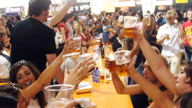 Nella Piana di Lucca si tiene l'OktoberFest di Paganico con birre artigianali, cibi tedeschi, e musica dal vivo. Cinque giorni di festa con artisti italiani e tributi agli anni Ottanta. Un mix di tradizioni culinarie e divertimento per tutti i gusti. Nella Piana di Lucca si tiene l'OktoberFest di Paganico con birre artigianali, cibi tedeschi, e musica dal vivo. Cinque giorni di festa con artisti italiani e tributi agli anni Ottanta. Un mix di tradizioni culinarie e divertimento per tutti i gusti.