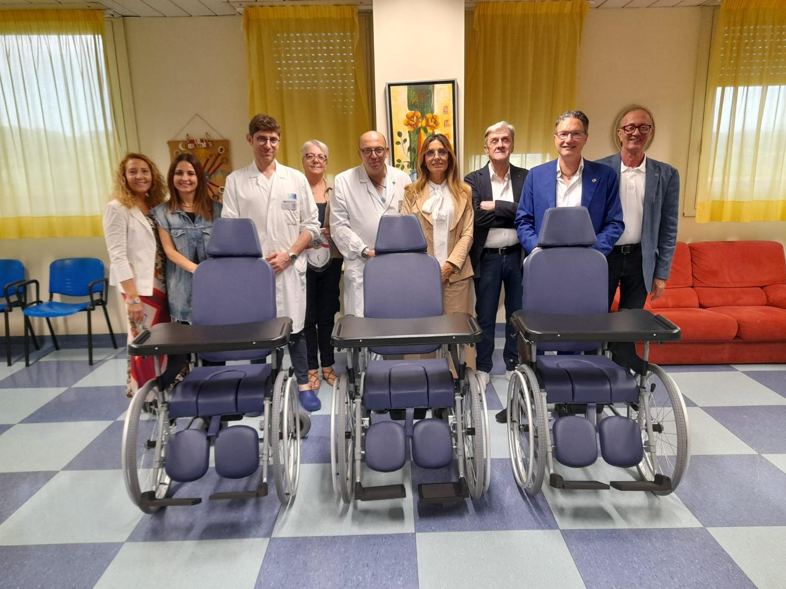 Campostaggia, tre carrozzine donate dai Lions Club per migliorare la qualità di vita dei pazienti fragili