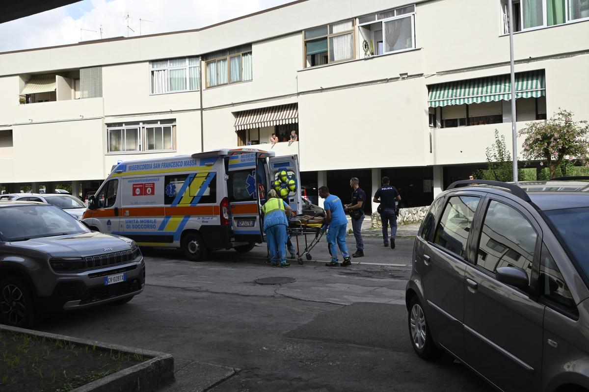 Paura nel condominio. Accesa lite tra vicini finisce con una coltellata. In due all’ospedale