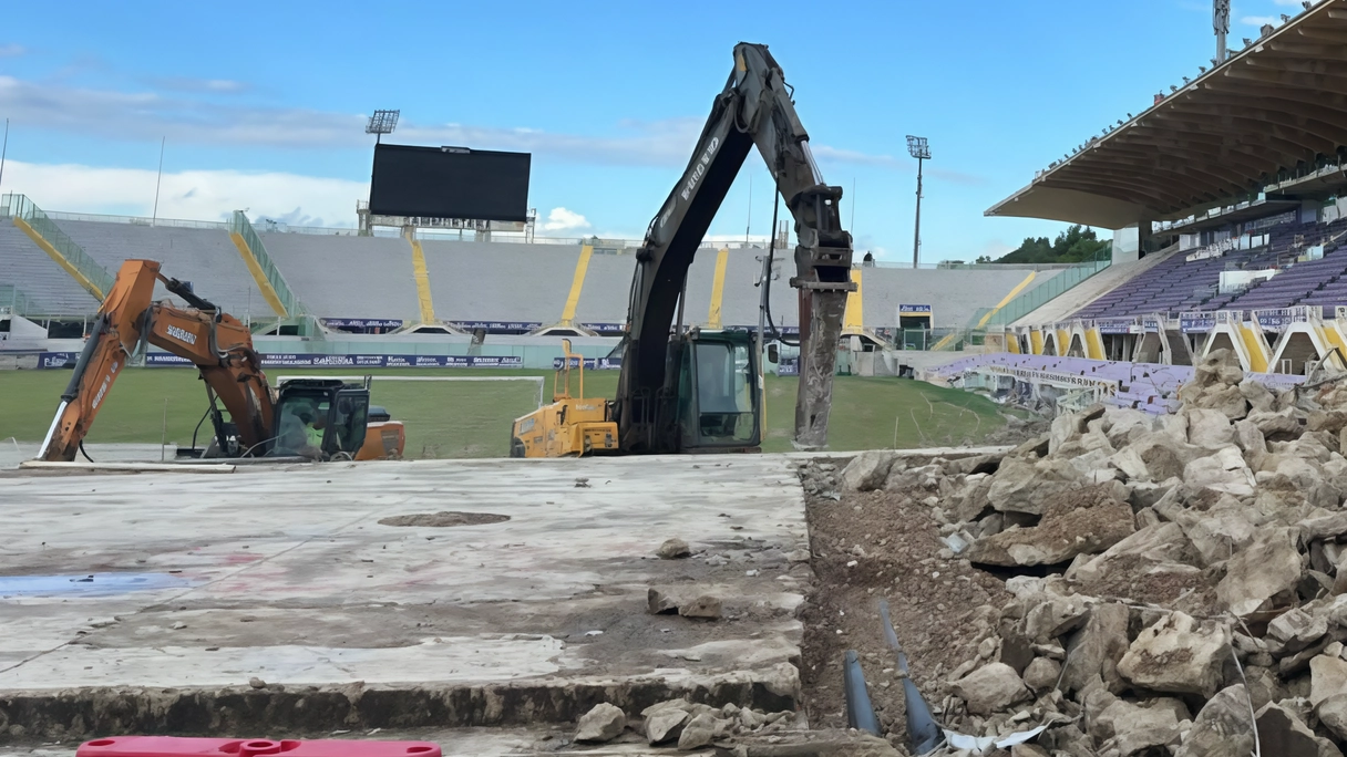 La Fiorentina limita il numero di posti per gli ospiti a 300, ma l'Uefa richiede il 5% della capienza totale. Problemi logistici e correzioni in vista del debutto in Conference. La Fiorentina limita il numero di posti per gli ospiti a 300, ma l'Uefa richiede il 5% della capienza totale. Problemi logistici e correzioni in vista del debutto in Conference.