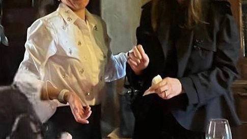 Monica Bellucci e Simona Nunzi nella sala del camino del Castello di Sorci Monica Bellucci e Simona Nunzi nella sala del camino del Castello di Sorci