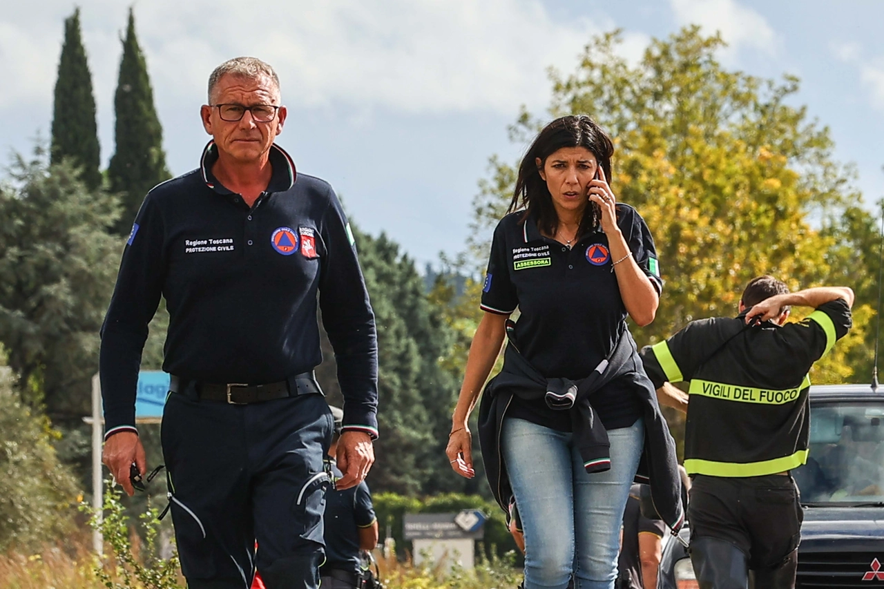 L’assessora regionale Monia Monni con un tecnico durante un sopralluogo