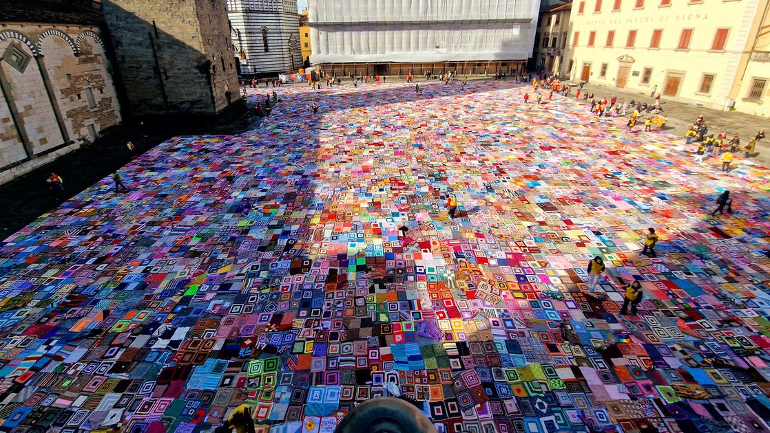 pistoia piazza duomo è un mare di colori e solidarietà   oltre 4mila coperte contro la violenza sulle donne