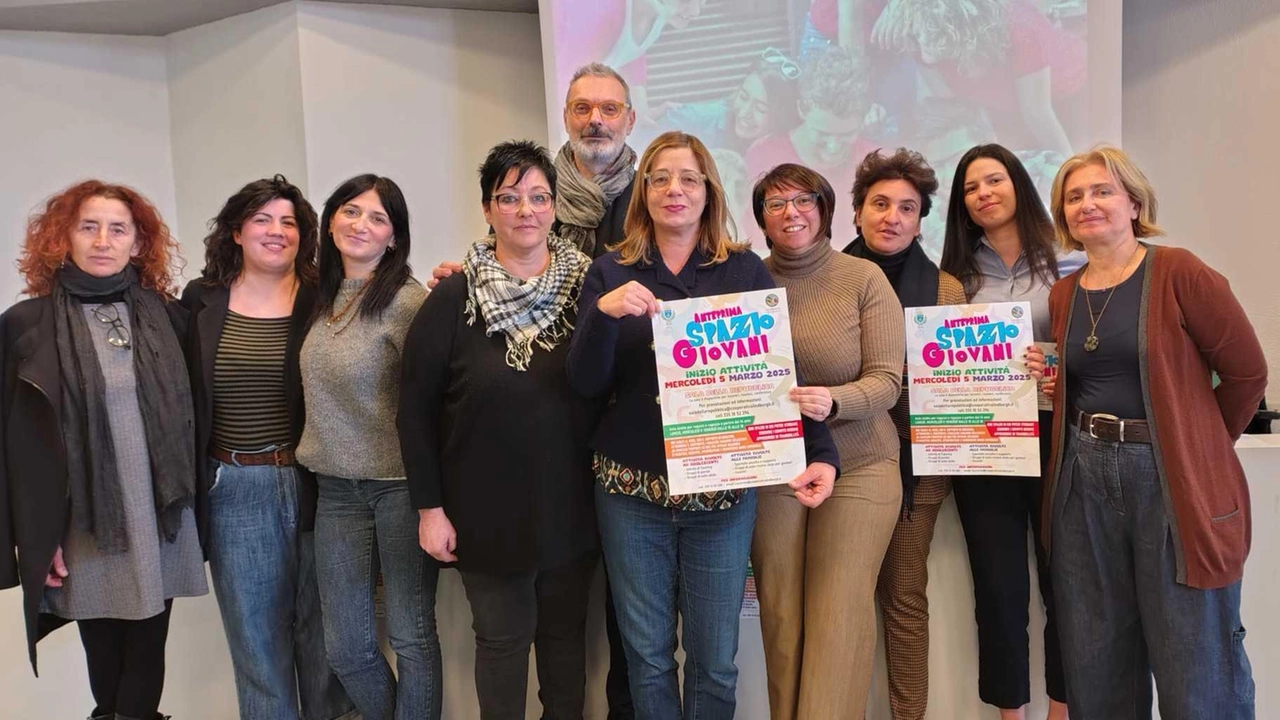 La sindaca Cristina Ponzanelli e l’assessore Sara Viola assieme alla dottoressa Micaela Travaglini (Val di magra Formazioni), alla vicepresidente della consulta Eleonora Ebainetti e agli operatori della cooperativa Lindbergh La sindaca Cristina Ponzanelli e l’assessore Sara Viola assieme alla dottoressa Micaela Travaglini (Val di magra Formazioni), alla vicepresidente della consulta Eleonora Ebainetti e agli operatori della cooperativa Lindbergh