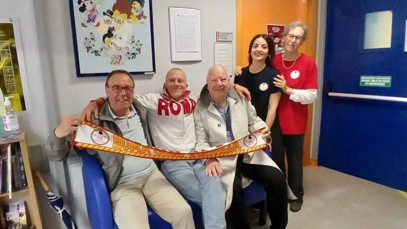 Il grande cuore giallorosso. Roma club dona al Versilia due divani per la pediatria