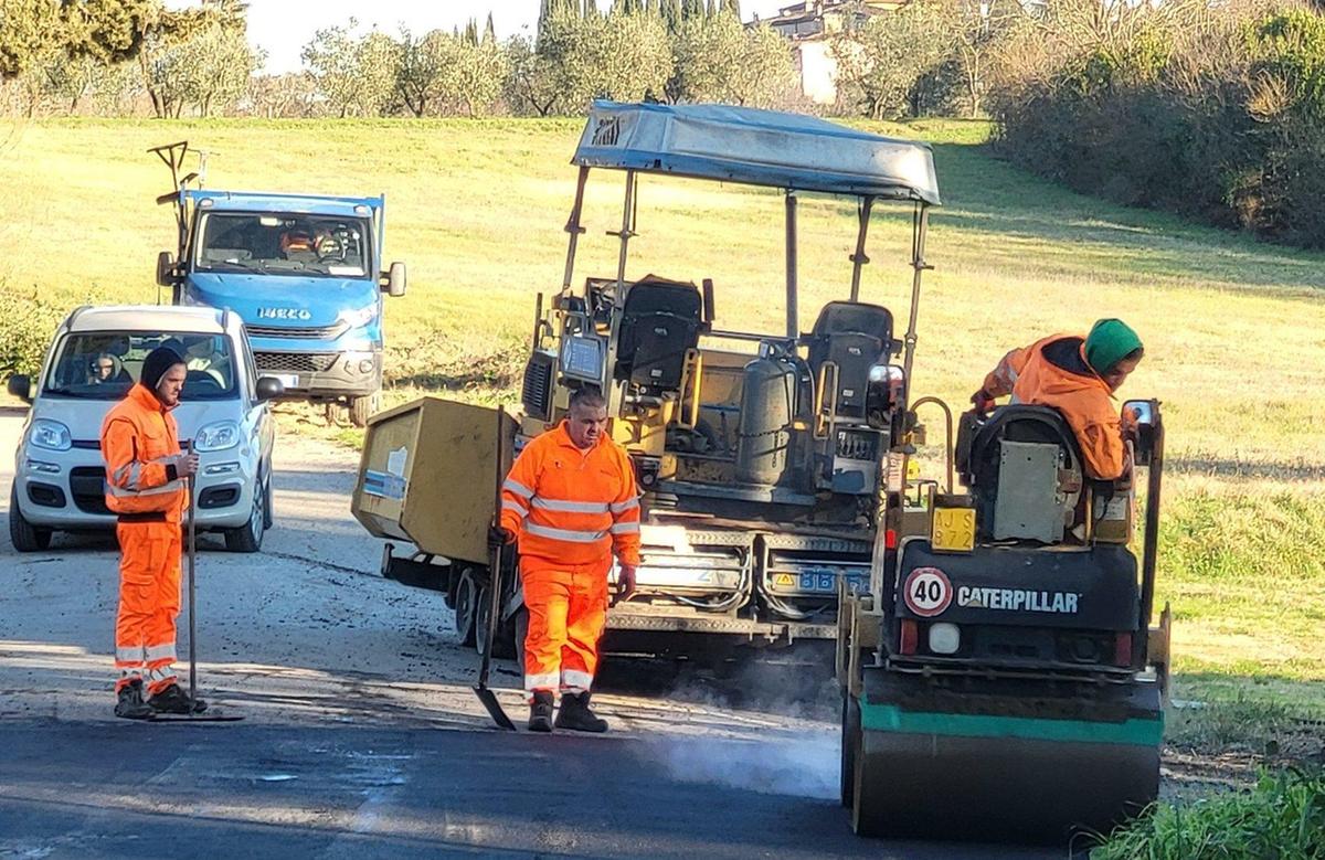 operazione asfalto sulle strade dissestate