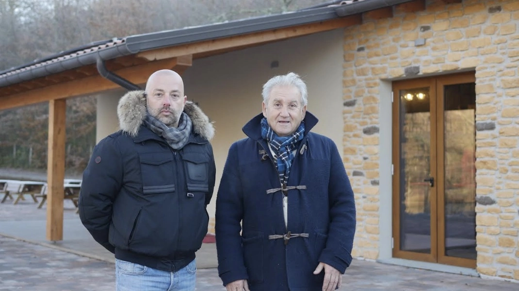 Il sindaco di Chiusi della Verna Giampaolo Tellini e il proprietario del Glamping Il sindaco di Chiusi della Verna Giampaolo Tellini e il proprietario del Glamping
