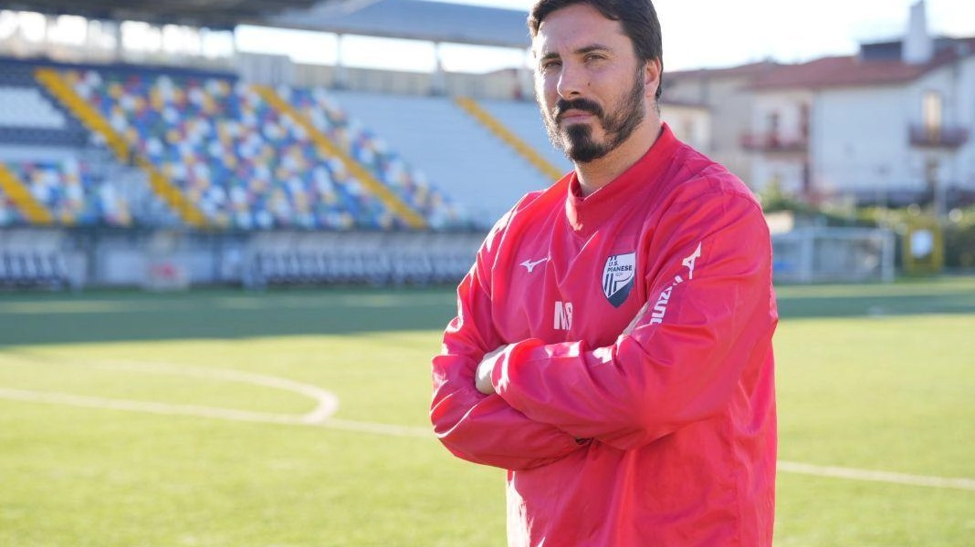 Alessandro Formisano è stato accolto a Piancastagnaio come nuovo allenatore della Pianese, promettendo entusiasmo e continuità. Alessandro Formisano è stato accolto a Piancastagnaio come nuovo allenatore della Pianese, promettendo entusiasmo e continuità.