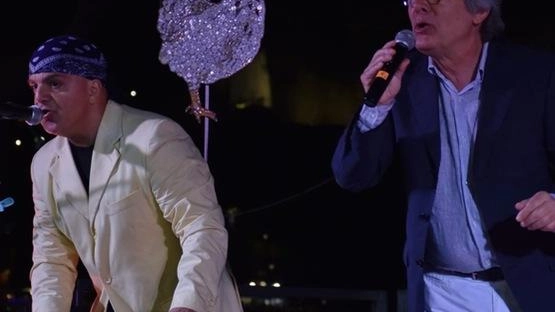 Si parte mercoledi 18 alle 21.15 e si prosegue per ben undici mercoledi fino al 27 agosto. A condurre la rassegna di incontri sarà Fabrizio Diola con le sue chiacchiere pungenti e ironiche e Dino Mancino col suo pianoforte Si parte mercoledi 18 alle 21.15 e si prosegue per ben undici mercoledi fino al 27 agosto. A condurre la rassegna di incontri sarà Fabrizio Diola con le sue chiacchiere pungenti e ironiche e Dino Mancino col suo pianoforte