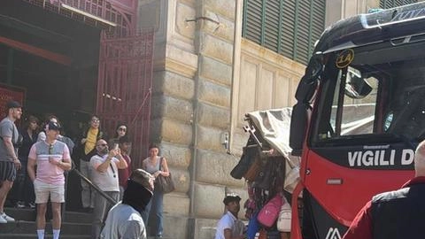 Diventano un caso le difficoltà dei vigili del fuoco per arrivare causa bancarelle