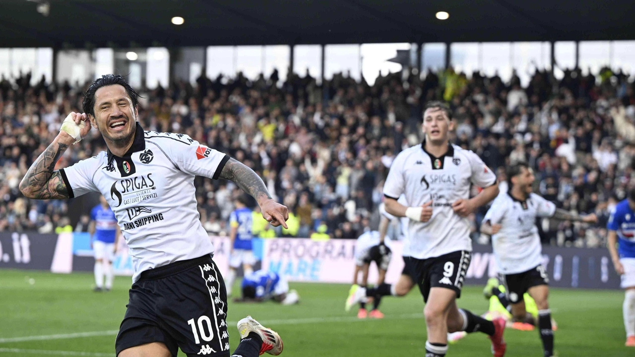 Lapadula festeggia dopo aver segnato un gol al Picco contro la Sampdoria