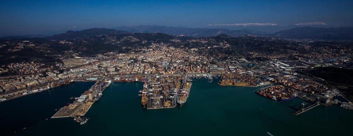 https://www.lanazione.it/image-service/view/acePublic/alias/contentid/YmE1Y2IxNTEtMzg3Ny00/0/i-fanghi-di-spezia-a-genova-firmato-laccordo-strategico-tra-le-due-authority-liguri-per-il-trasloco-dei-sedimenti.jpeg?f=1.91:1&w=1200