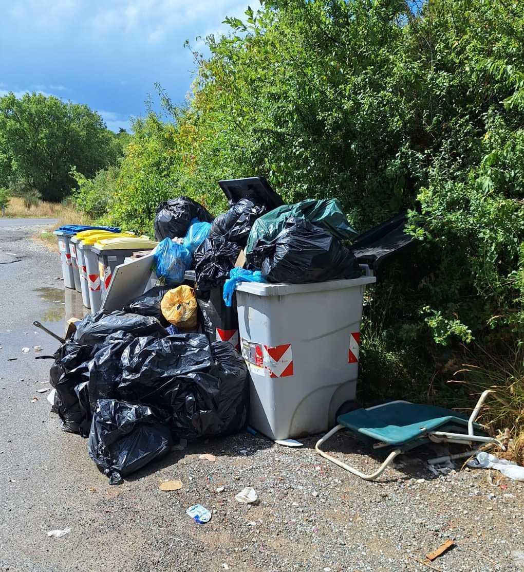 Pian dei Mucini, bidoni piccoli e stracolmi