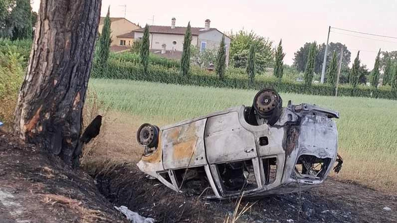 La macchina su cui viaggiava l'80enne: si è ribaltata incendiandosi. Il terribile incidente di notte intorno 2 e 40 sulla Calcesana La macchina su cui viaggiava l'80enne: si è ribaltata incendiandosi. Il terribile incidente di notte intorno 2 e 40 sulla Calcesana