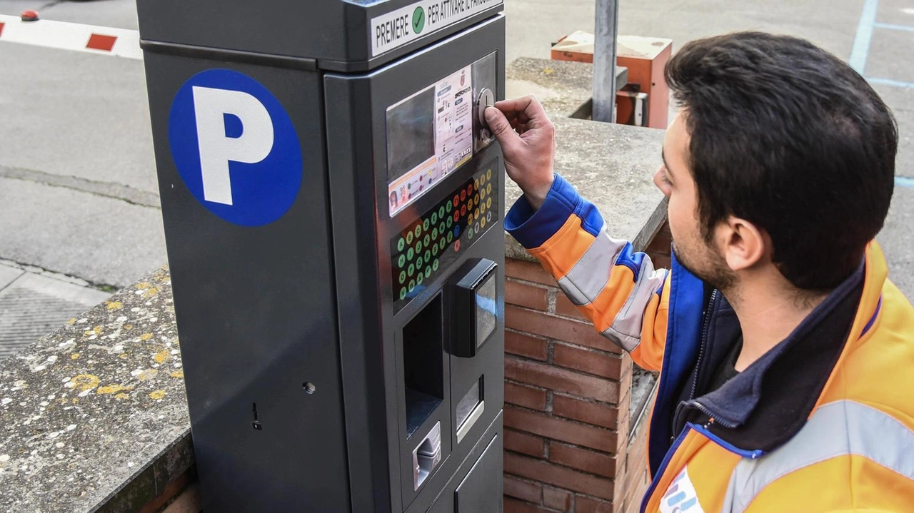 L'inflazione colpisce le casse comunali di Perugia a causa delle sanzioni per la sosta irregolare sulle strisce blu, con costi in aumento per l'amministrazione. L'inflazione colpisce le casse comunali di Perugia a causa delle sanzioni per la sosta irregolare sulle strisce blu, con costi in aumento per l'amministrazione.