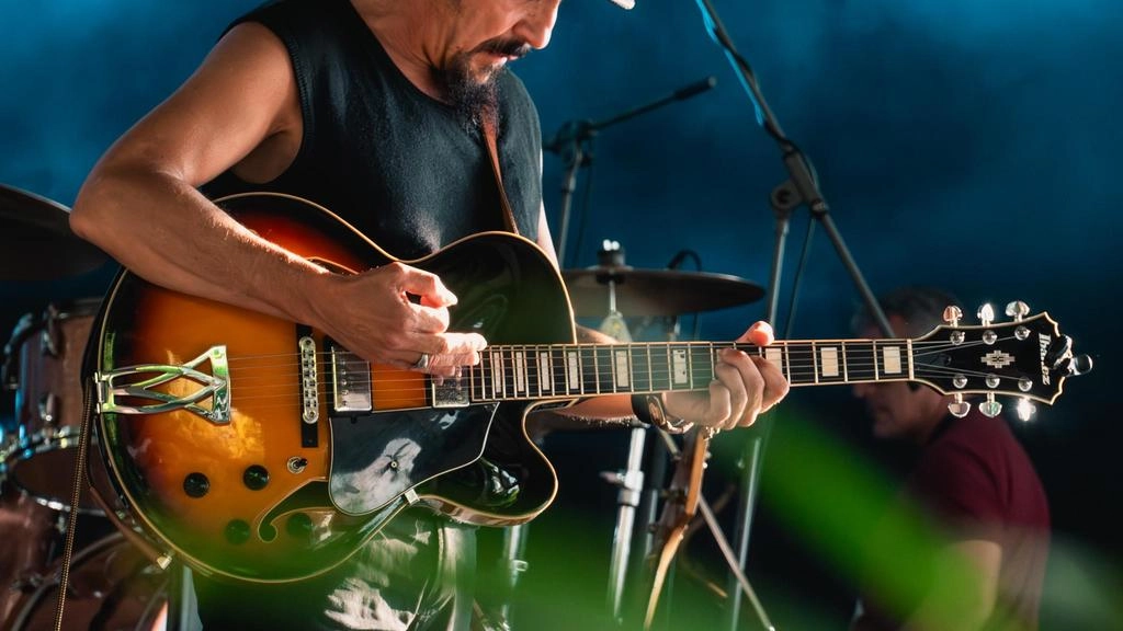 Andrea Lupi, artista noto a livello nazionale per la sua ricerca musicale e per le esperienze internazionali Andrea Lupi, artista noto a livello nazionale per la sua ricerca musicale e per le esperienze internazionali