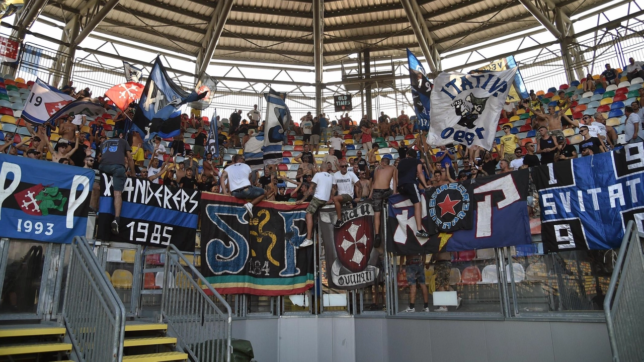 Per la partita dello «Zini» sono già stati staccati 1.500 tagliandi per il settore ospiti. Sopra i tifosi nerazzurri allo Stirpe di Frosinone