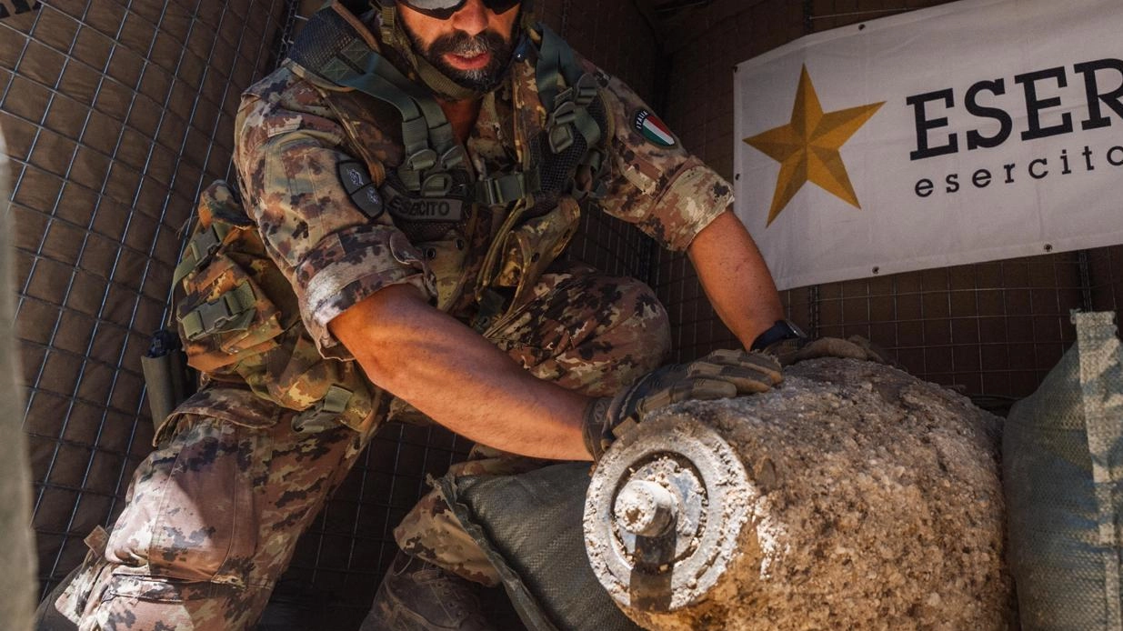 Il nucleo di bonifica di munizionamento convenzionale del Reggimento Genio ferrovieri di Castel Maggiore di Bologna dell’Esercito Italiano si occupa del residuato bellico Il nucleo di bonifica di munizionamento convenzionale del Reggimento Genio ferrovieri di Castel Maggiore di Bologna dell’Esercito Italiano si occupa del residuato bellico