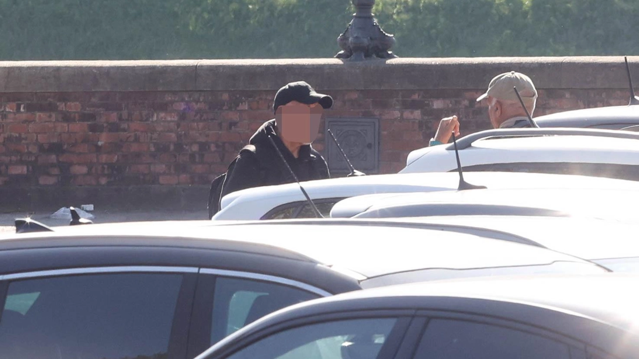 Alcuni parcheggiatori abusivi “al lavoro“ ieri in piazzale Vittorio Veneto, approfittando del grande afflusso in città Alcuni parcheggiatori abusivi “al lavoro“ ieri in piazzale Vittorio Veneto, approfittando del grande afflusso in città