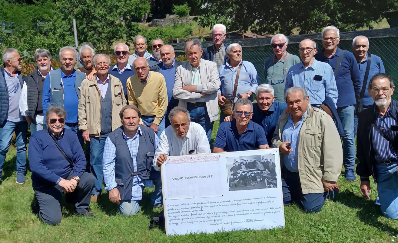 "Noi ex, ragazzi per sempre". A tavola con il prof dopo 60 anni "Noi ex, ragazzi per sempre". A tavola con il prof dopo 60 anni