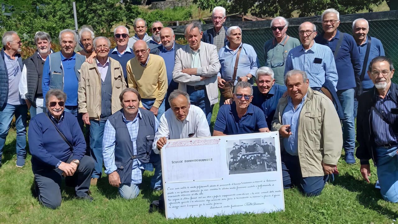 Gli ex studenti in posa per la foto ricordo dopo la cena a Rufina. Con loro a tavola anche il professore di tecnologia e disegno Carlo Mannelli di 91 anni Gli ex studenti in posa per la foto ricordo dopo la cena a Rufina. Con loro a tavola anche il professore di tecnologia e disegno Carlo Mannelli di 91 anni