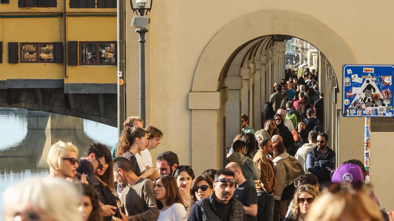 Fiorentini e turisti a passeggio sui lungarni Fiorentini e turisti a passeggio sui lungarni