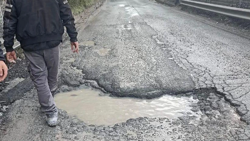 Le strade di collegamento con la Lunigiana devastate da buche e crateri