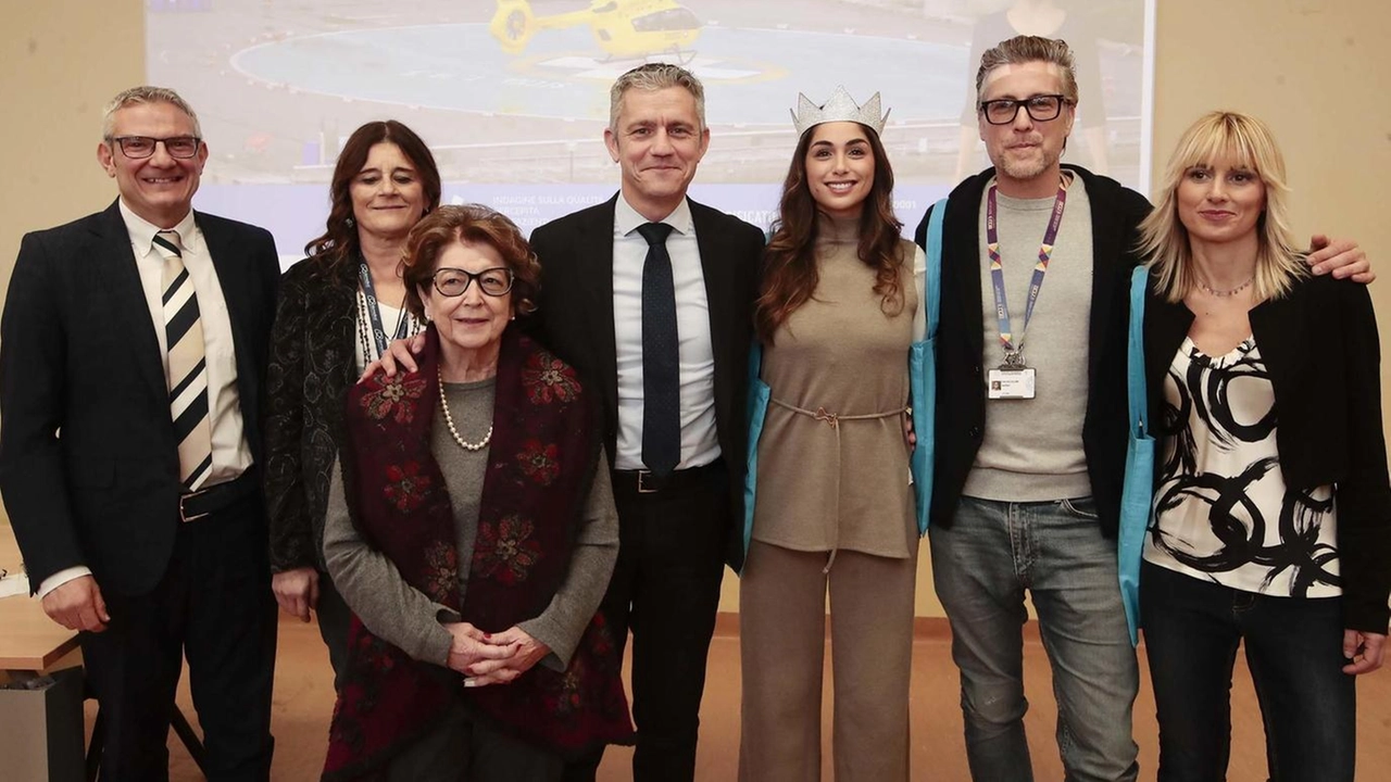 Sopra da sinistra, Ofelia, Guido e Camilla; sotto con De Marco, Rossi e Barretta Sopra da sinistra, Ofelia, Guido e Camilla; sotto con De Marco, Rossi e Barretta