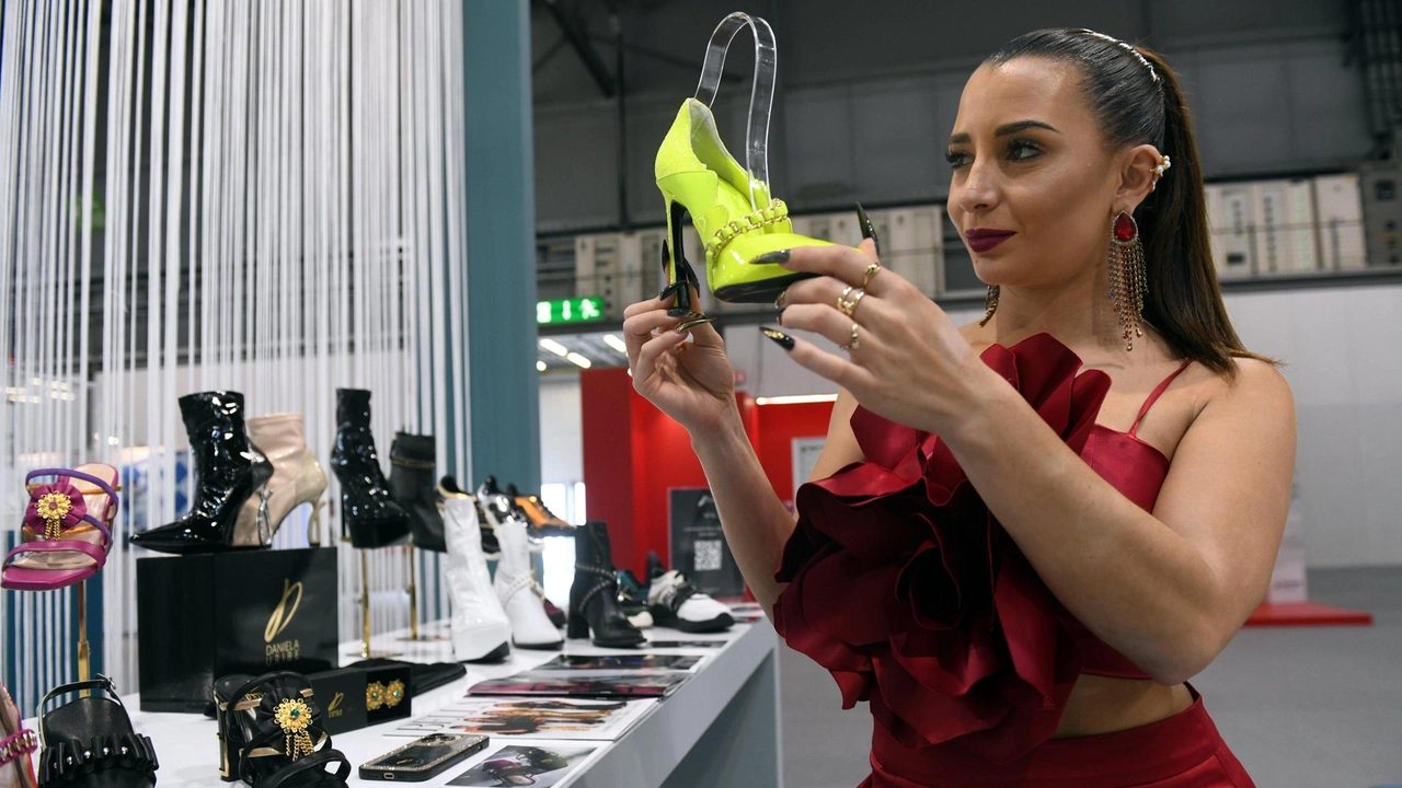 Un’immagine del Salone internazionale della calzature che è in corso a Milano: l’evento chiude oggi e apre Lineapelle Un’immagine del Salone internazionale della calzature che è in corso a Milano: l’evento chiude oggi e apre Lineapelle