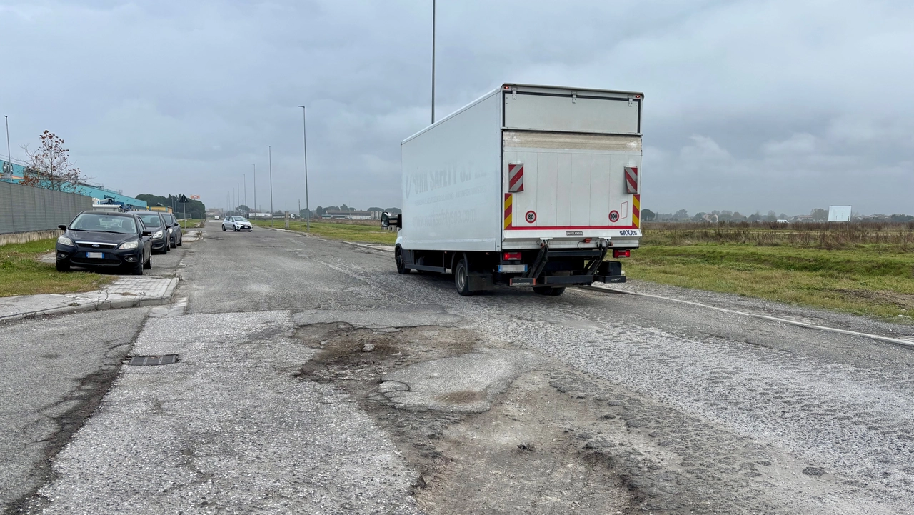 Una delle strade disastrate nella zona industriale di Gello a Pontedera Una delle strade disastrate nella zona industriale di Gello a Pontedera