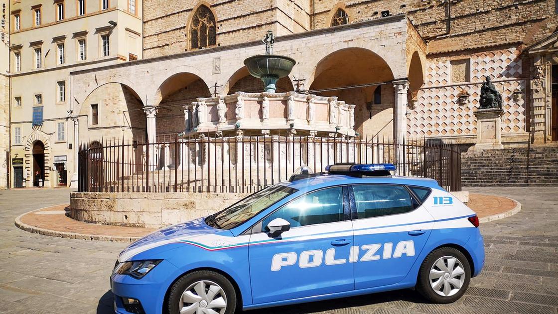 prima gli spruzza lo spray poi lo ferisce con una lama centro violento