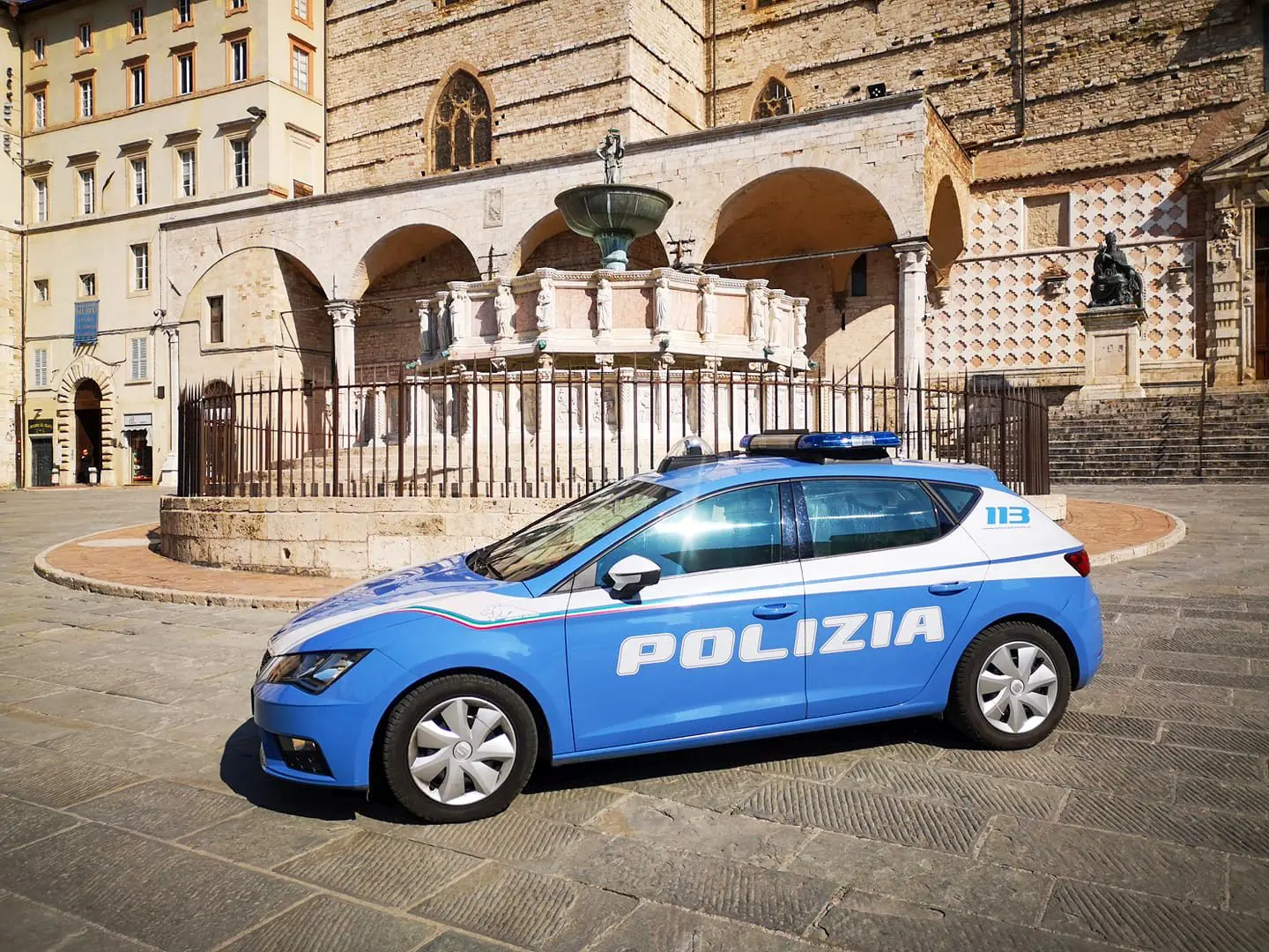 Prima gli spruzza lo spray, poi lo ferisce con una lama: centro violento